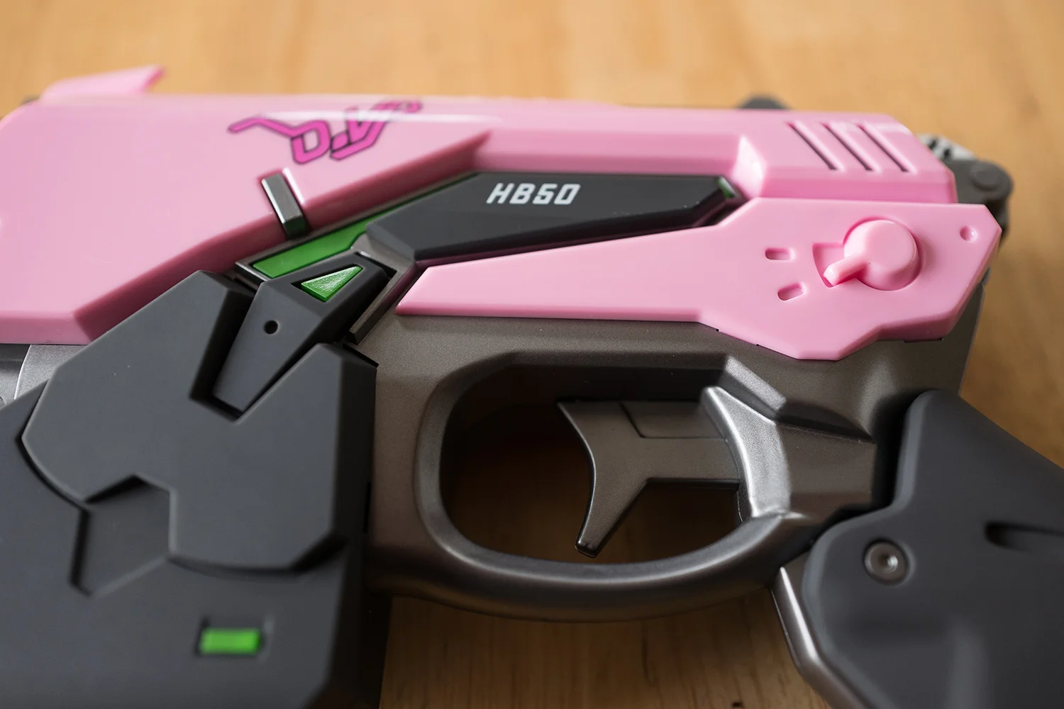 That little switch above and behind the trigger does not move. Don't try to move it with force, you might damage your gun.