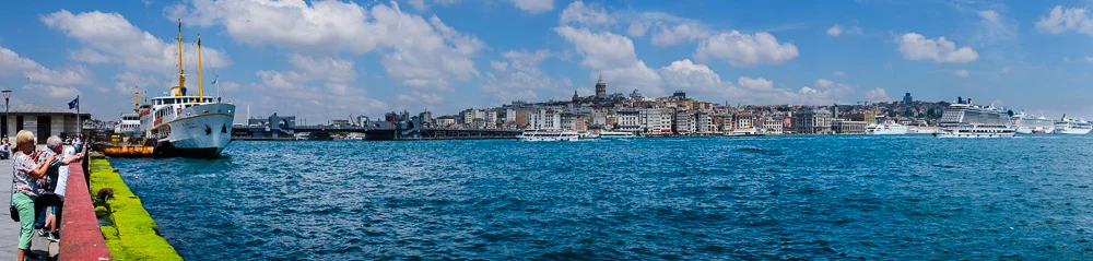 Blick über das Goldene Horn von Eminönu nach Beyoglu
