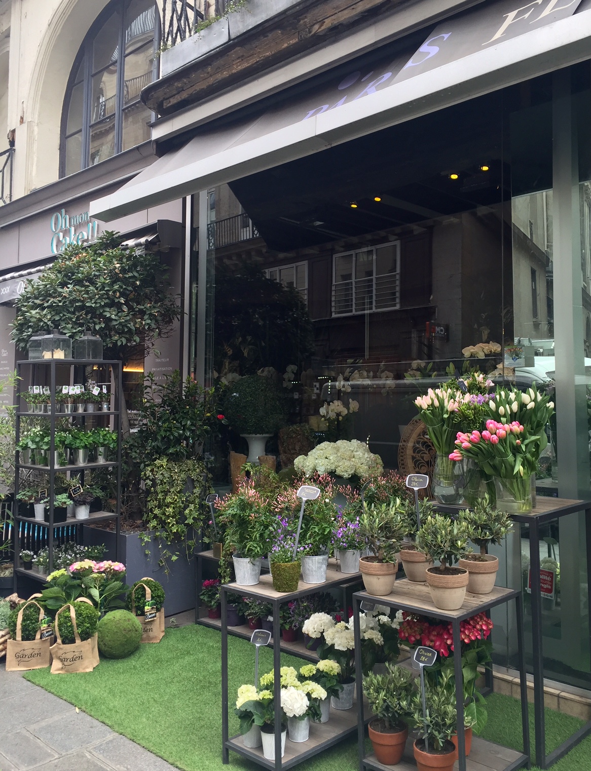 A cute little flower shop en route to the Hotel...