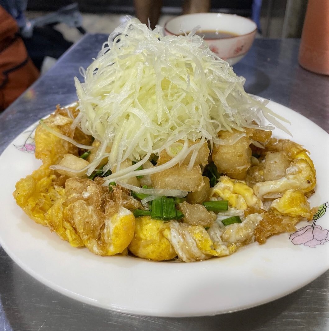 B&aacute;nh Bột Chi&ecirc;n.
An authentic street food sold at night by vendors dotted around Ho Chi Minh City. 

Never heard of it ?? Well I wrote about it and a little list of the top places to find it in wonderful Saigon 🇻🇳

➡️click bio link to E