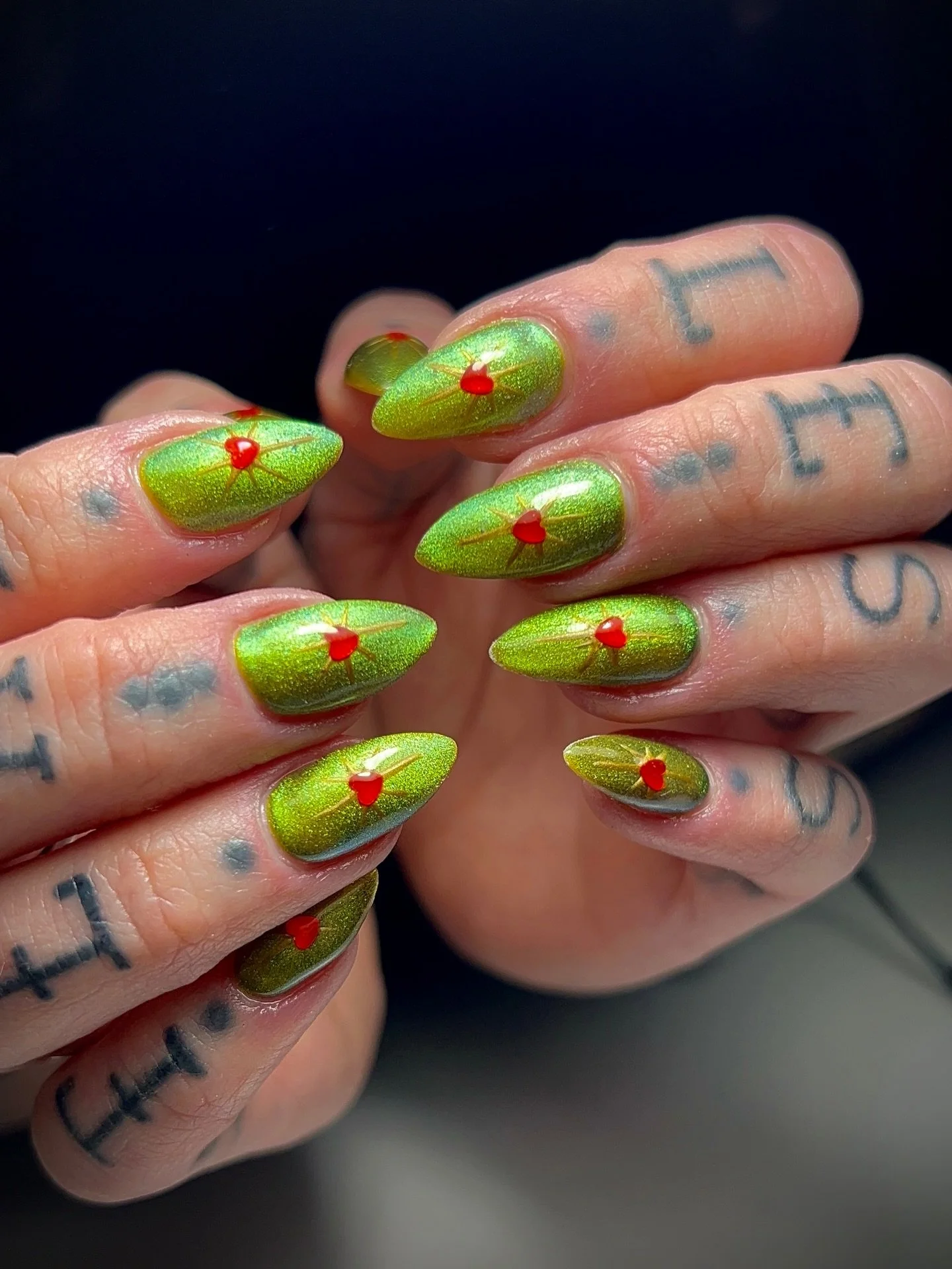 ❓What even is nail art in January?
✨Answer: Absolutely ANYTHING you want💚🔥

Neon chrome in the deepest winter? Go for it! 
Tiny hearts before Valentine&rsquo;s Day? Go for it! 
Kickstart 2026 however the hell you want! 

These little red hearts are