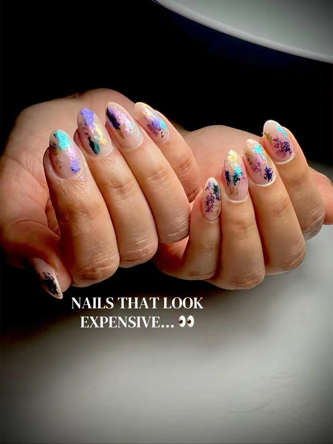 They look like detailed nail art&hellip;
but they&rsquo;re actually super quick to create 👀

Soft milky BIAB base + flashes of pastel chrome &amp; gold foils = an instant glow-up without the extra time (or cost 🙌)

So if you want:
💅 something diff