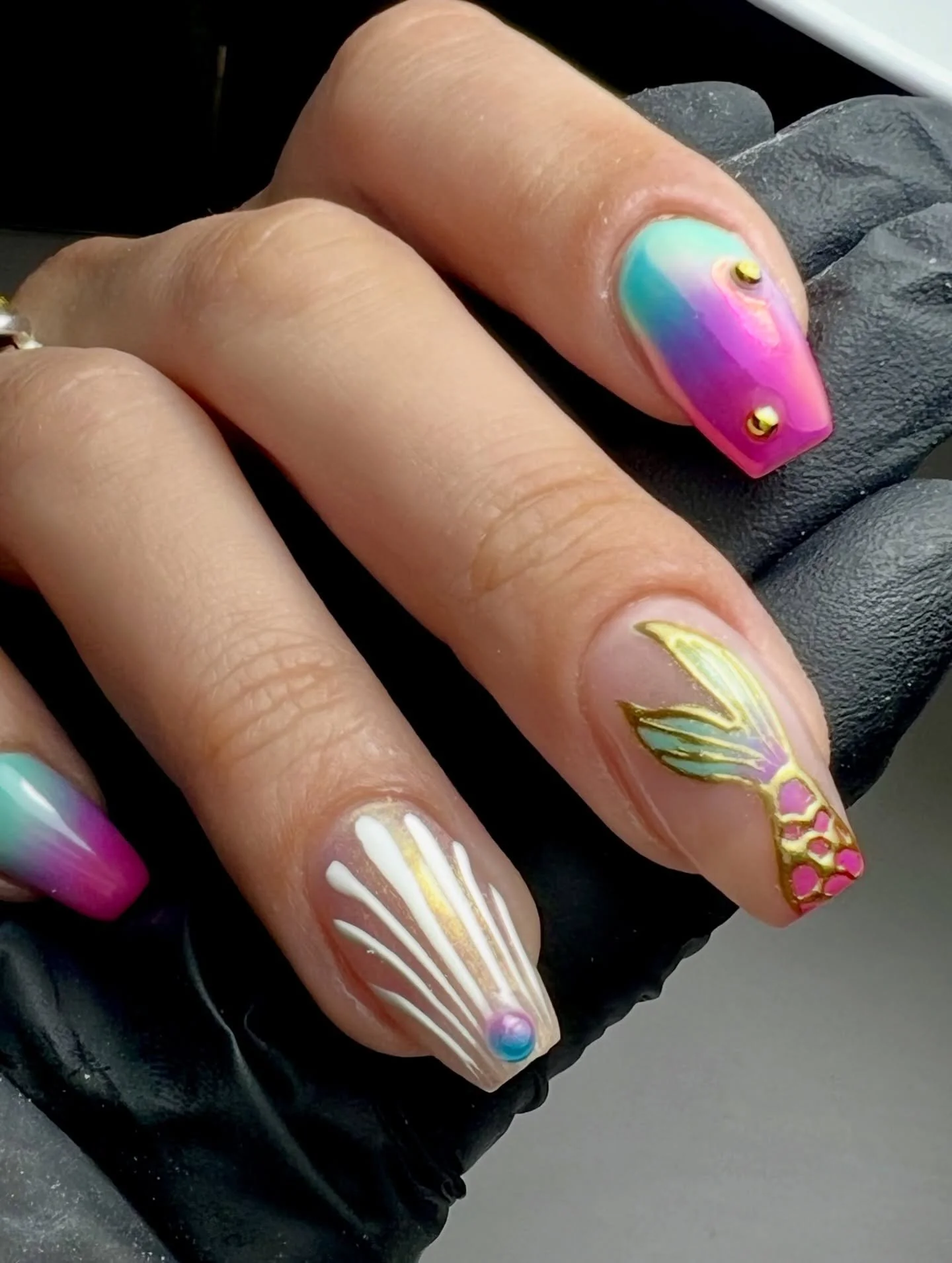 Mermaidcore but make it boujee 🧜&zwj;♀️✨

These are giving beach club, cocktails, sunshine and pretending you&rsquo;re a mermaid for the week 🌊🐚

Obsessed with the mix of hot pink, aqua, gold details and little shell accents. These are the kind of