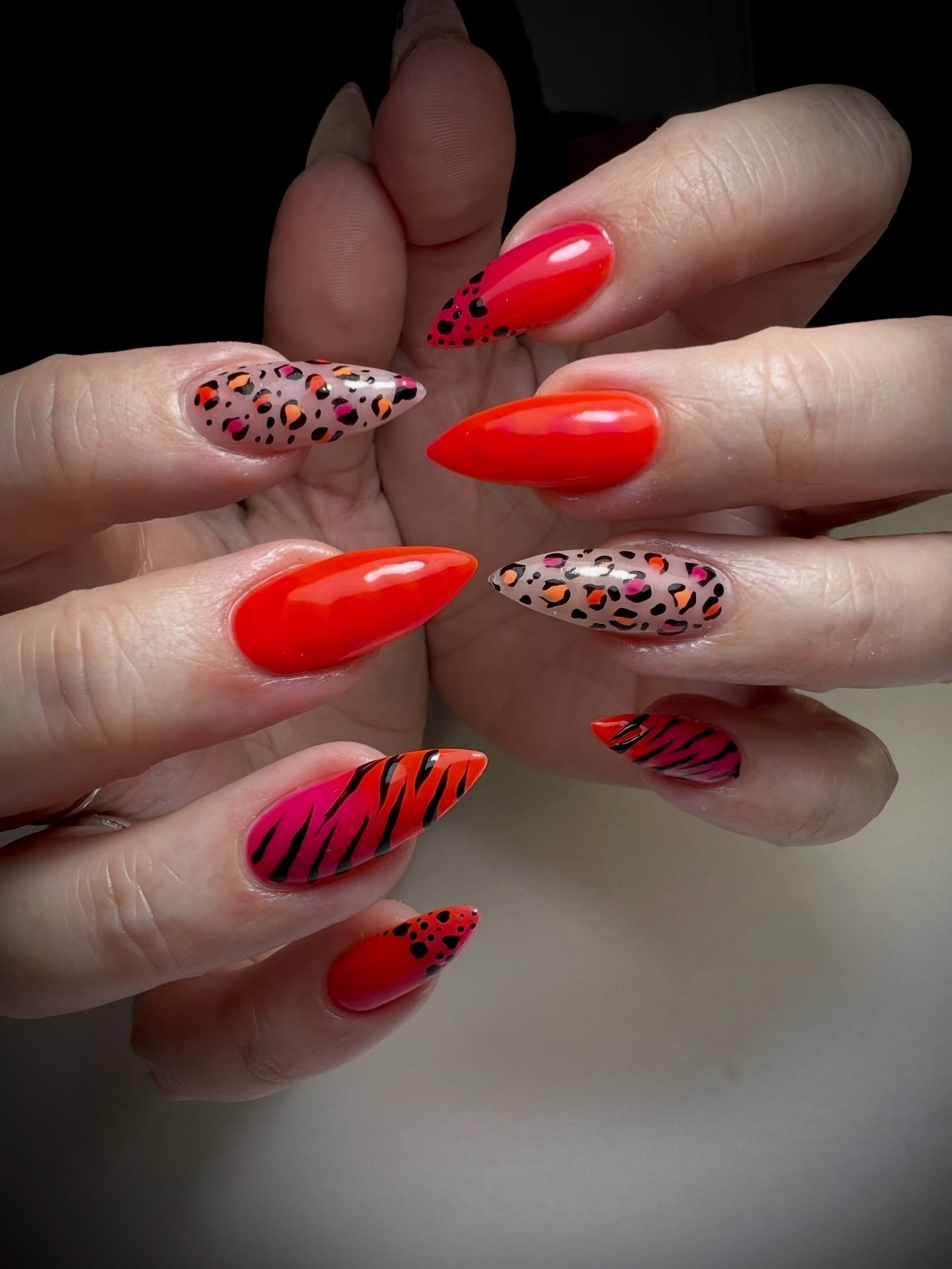 SORRY I&rsquo;VE BEEN QUIET&hellip; 🏃&zwj;♀️💭
the marathon fully took over my brain (and my legs tbh 😅)&hellip; but WE ARE BACK 💅✨

and honestly&hellip; what a set to come back with 👀

🔥 neon coral heat
🐆 soft nude leopard with pops of pink + 
