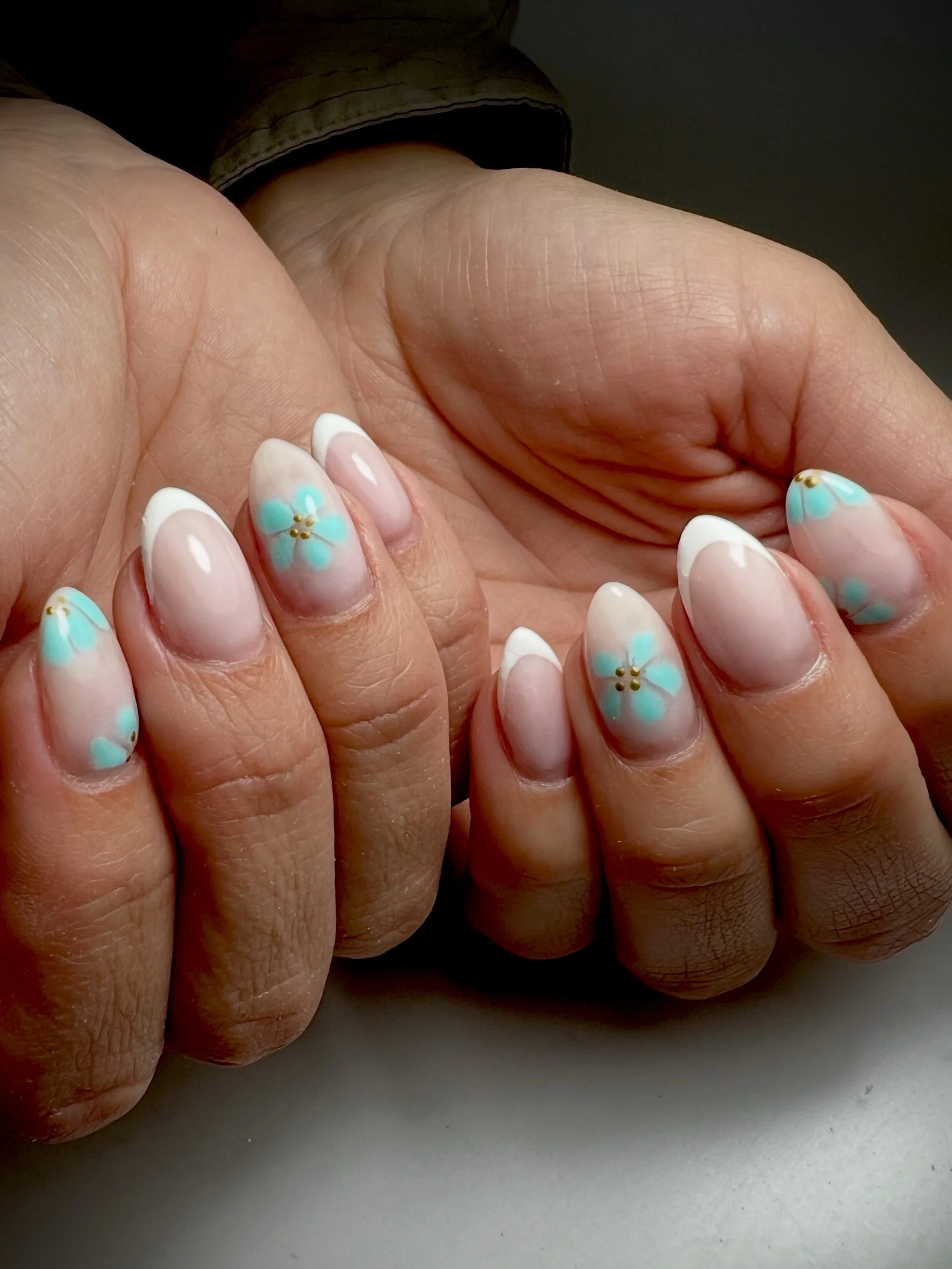 ✨ The kind of nails you&rsquo;ll still love in 3 weeks time! 

If you love clean, classic nails but still want a little something extra&hellip; these are for you. 🤍🌸

Soft French tips, blooming flowers and a touch of gold. Timeless, elegant and per