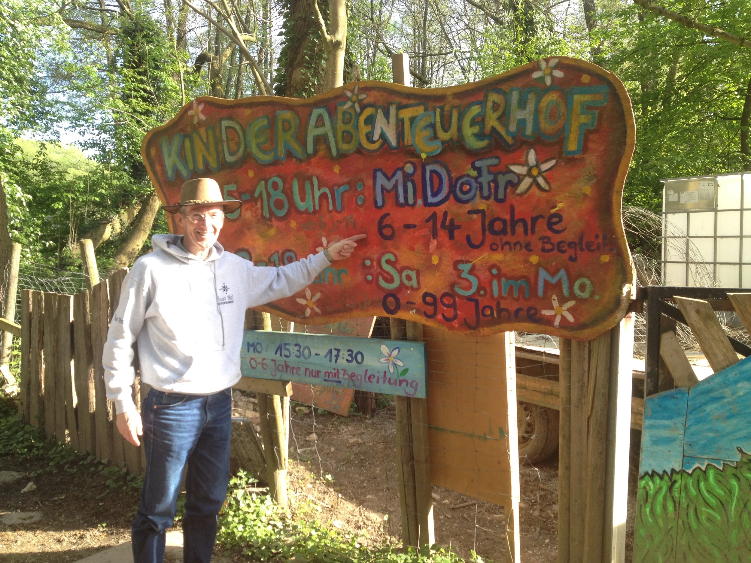 Peter nos muestra el cartel de acceso al parque Kinderabenteuerhof, en Friburgo.