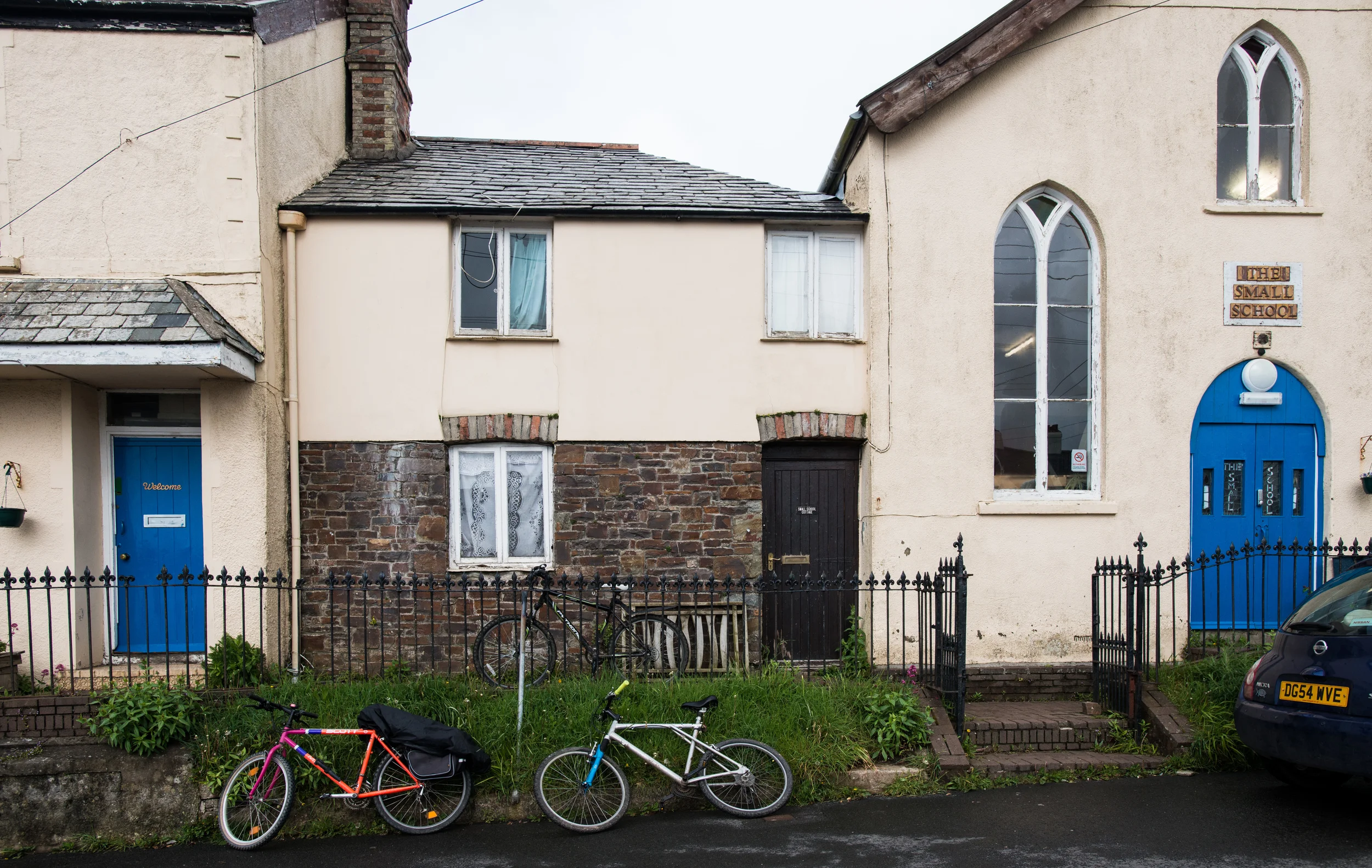 Por la puerta azul a la derecha se entra al hall principal.