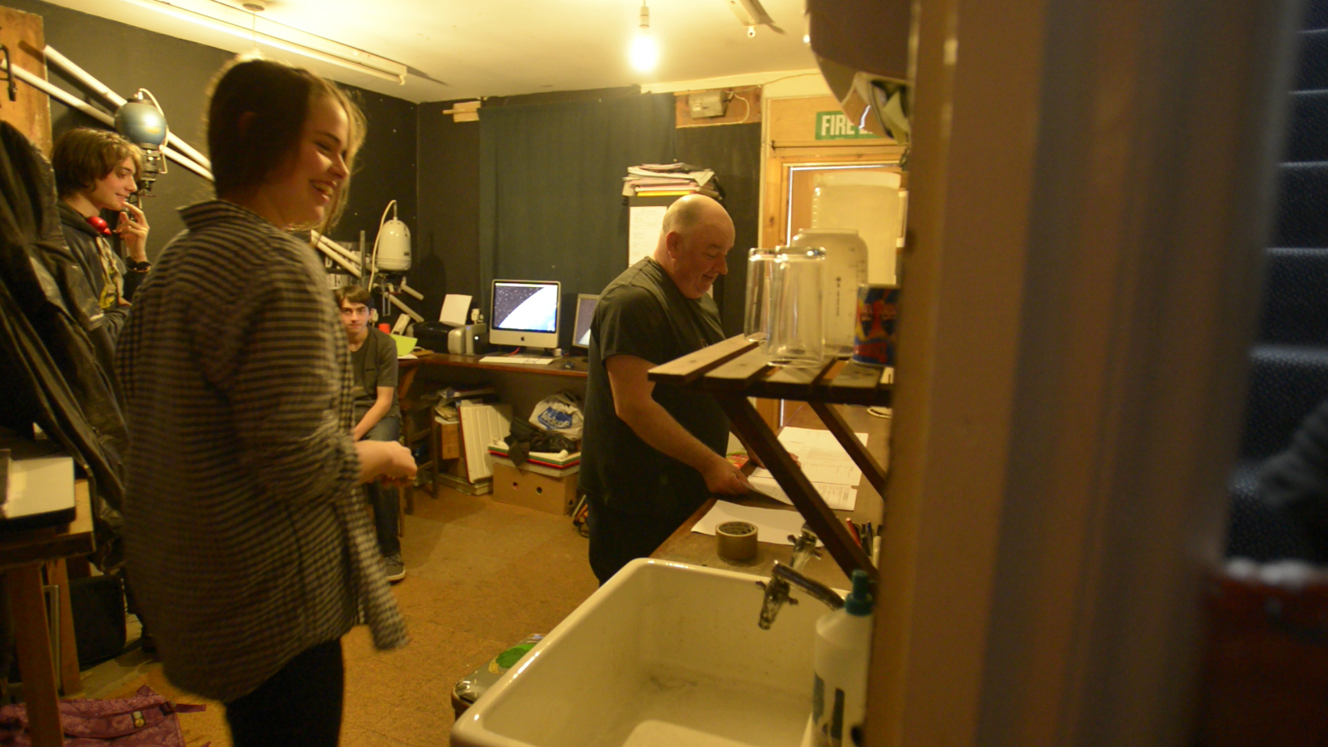 Alba y otros estudiantes en clase de fotografía con Paul.