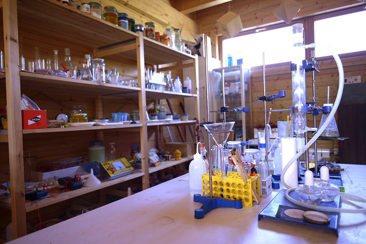 El laboratorio donde se da un taller de química.