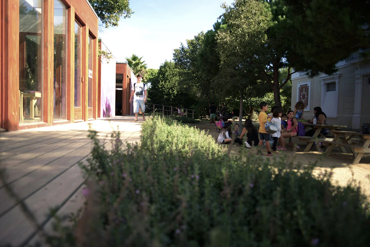 Las niñas y niños pueden comer en el momento en que lo deseen. Las mesas del jardín son un lugar perfecto.