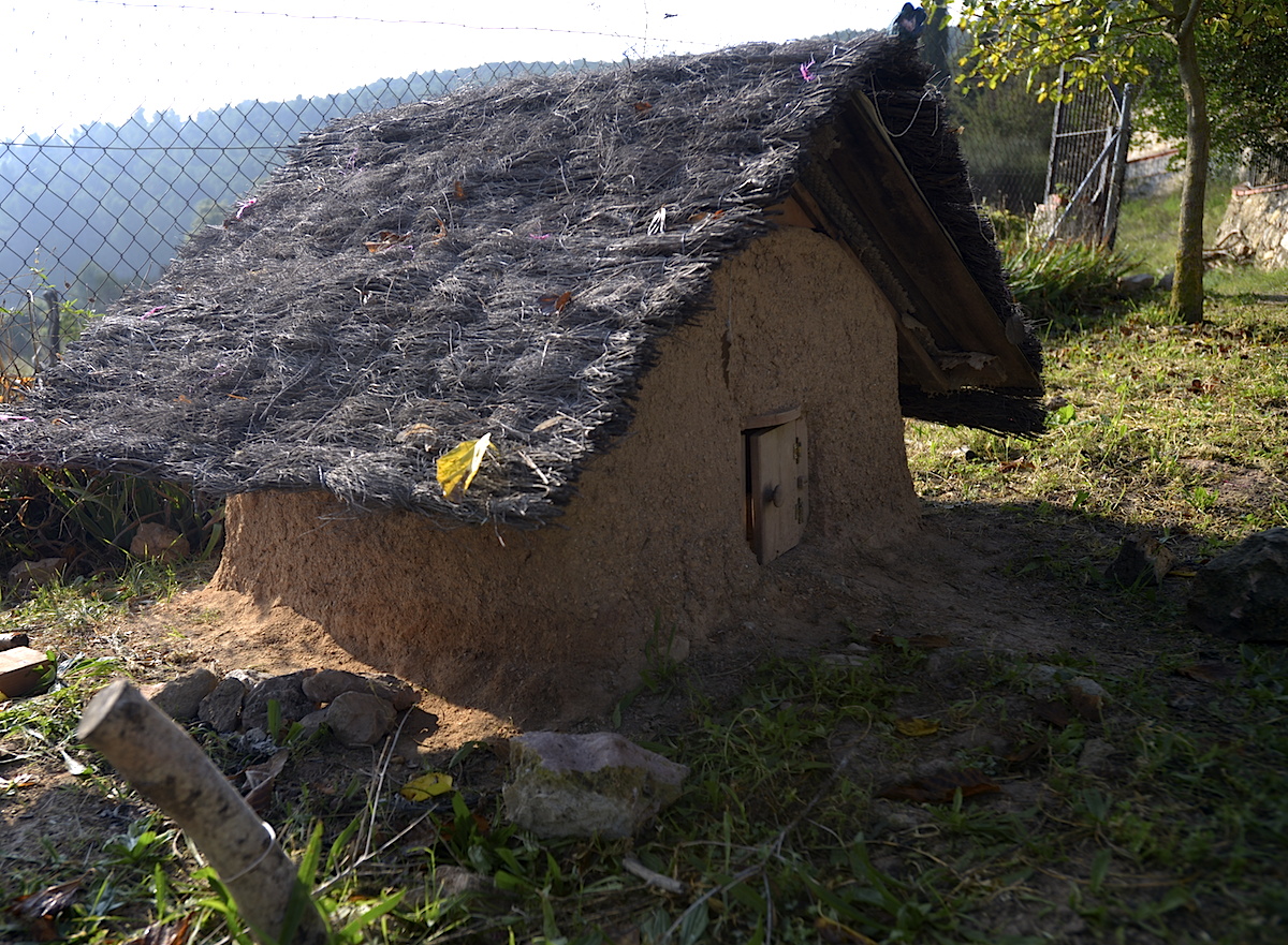 Una casa de barro para los duendes del bosque, construida por los niños.
