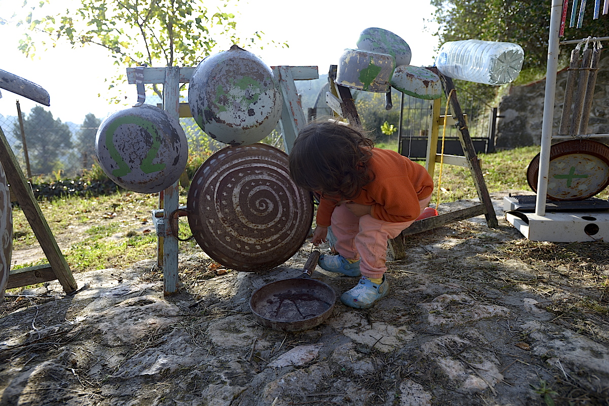 Jara juega con instrumentos de percusión fabricados con materiales reciclados.