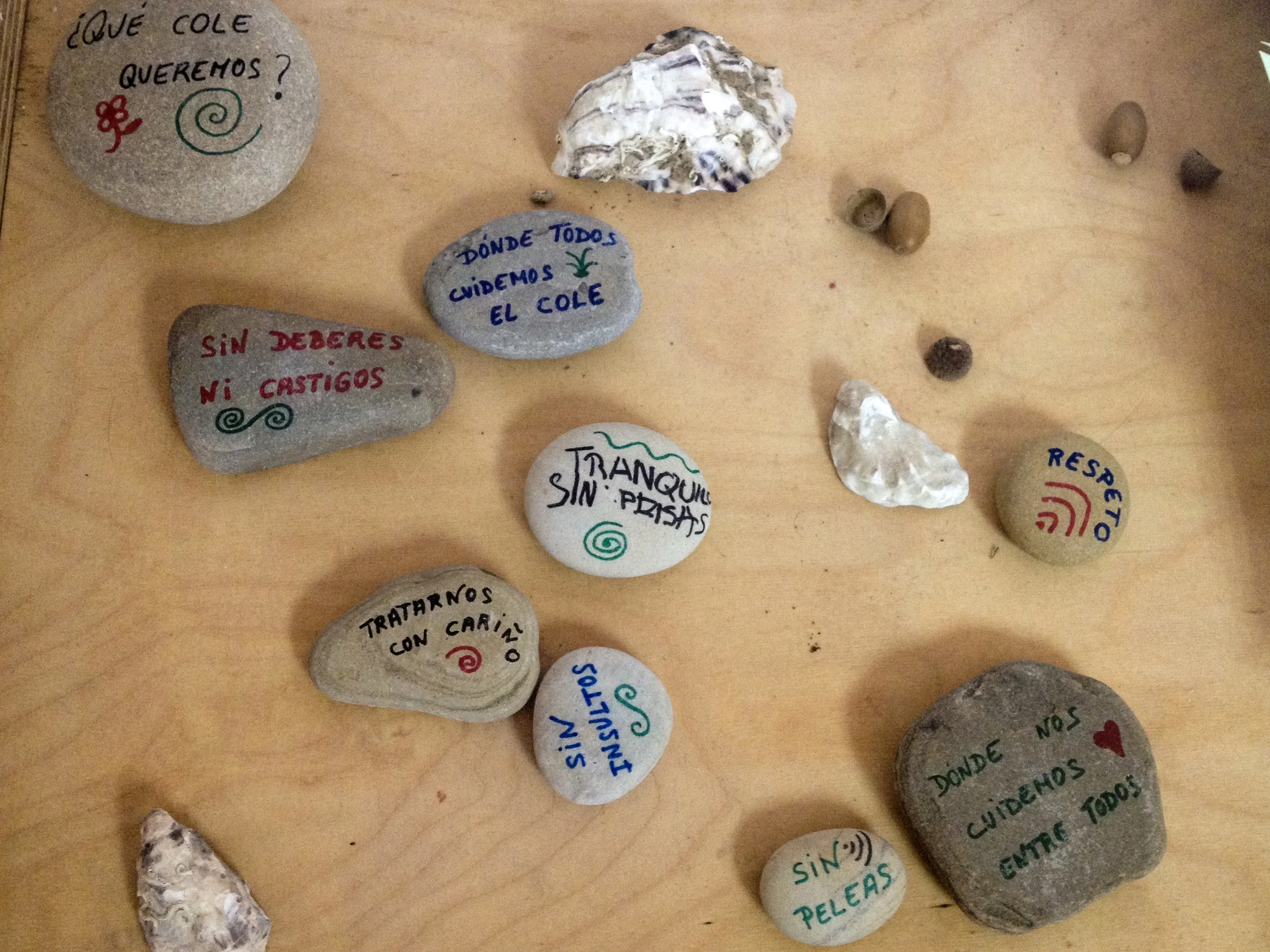 Los deseos de los niños para para su escuela: "sin deberes ni castigos", "donde todos cuidemos el cole", "tranquilo, sin prisas", "respeto", "tratarnos con cariño", "sin insultos", "sin peleas", "donde nos cuidemos entre todos".