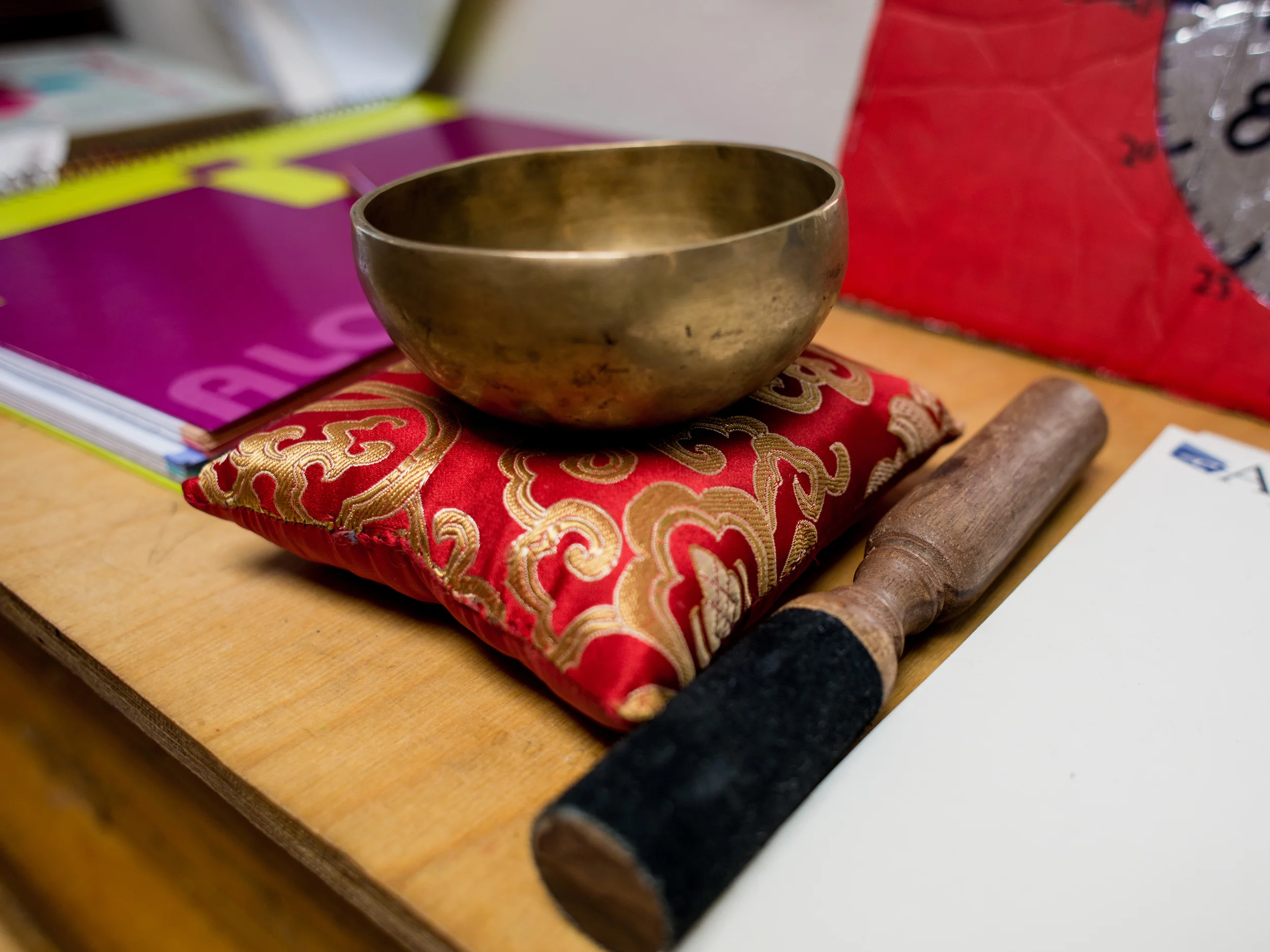 El sonido de este cuenco marca el inicio de la asamblea, donde las niñas y niños plantean sus propuestas, y elaboran las normas del colegio. Hay una al inicio del curso, y después otra cada semana.