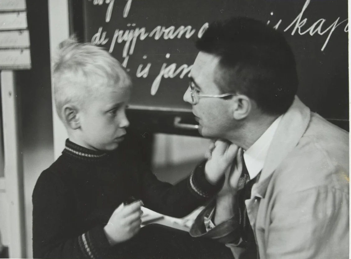 Un niño y un acompañante, compartiendo un gesto de humanidad. Nationaal Archief, 1938. CC-BY-NC-SA