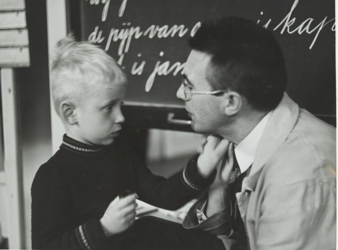 Un niño y un acompañante, compartiendo un gesto de humanidad. Nationaal Archief , 1938. CC-BY-NC-SA