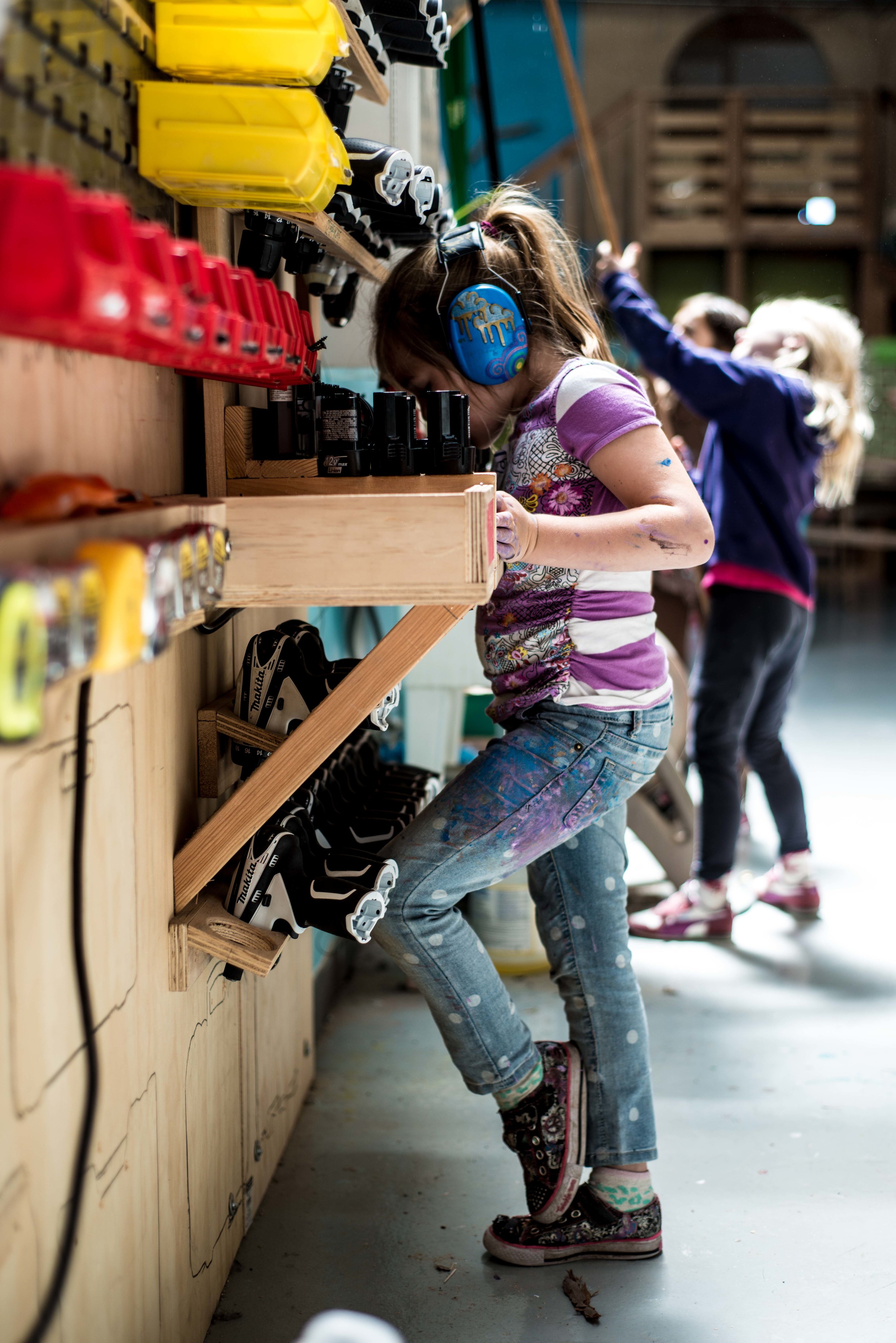 Una niña buscando una herramienta de corte en el taller, Tinkering School , San Francisco (EEUU)