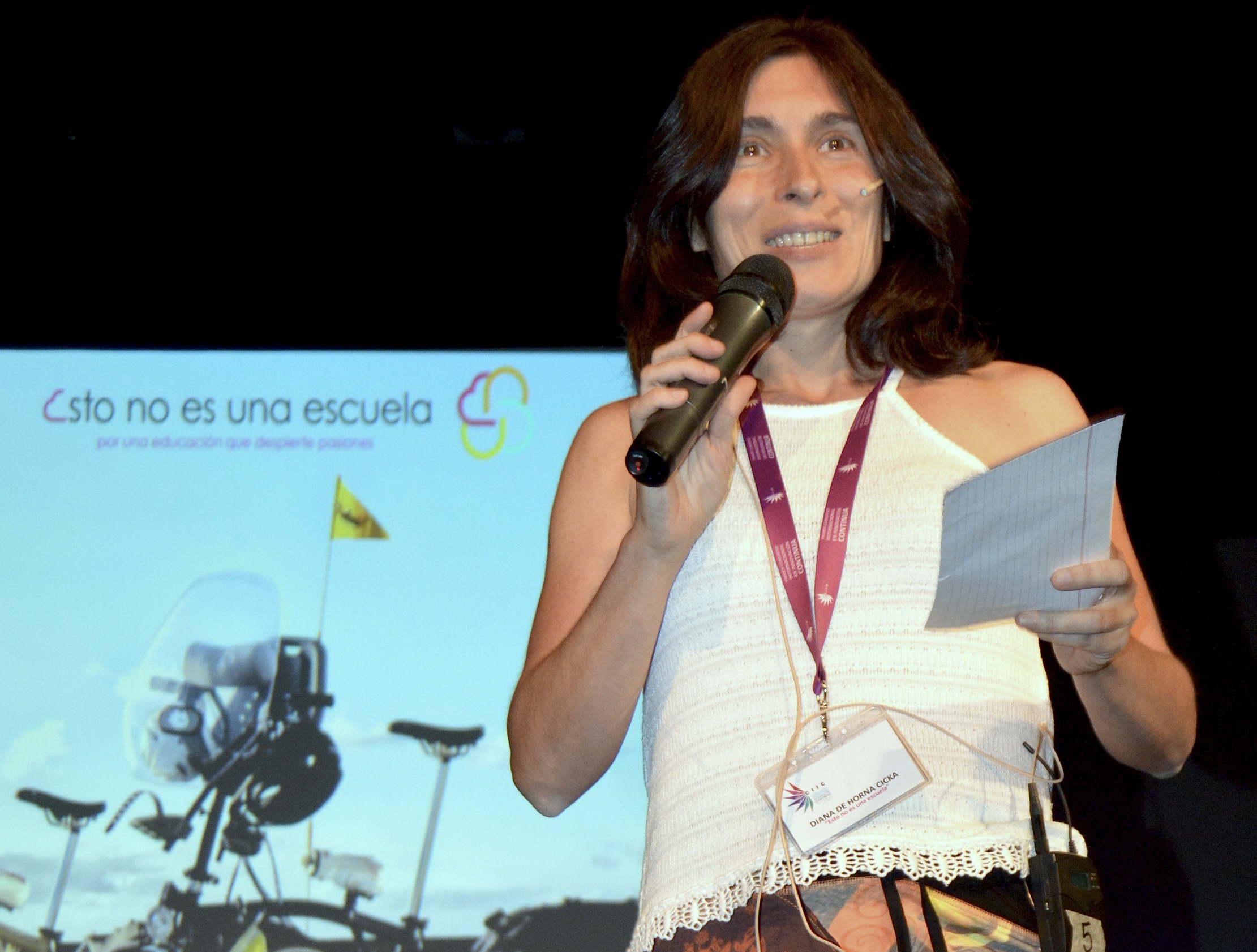 Diana, dirigiéndose al público durante la charla
