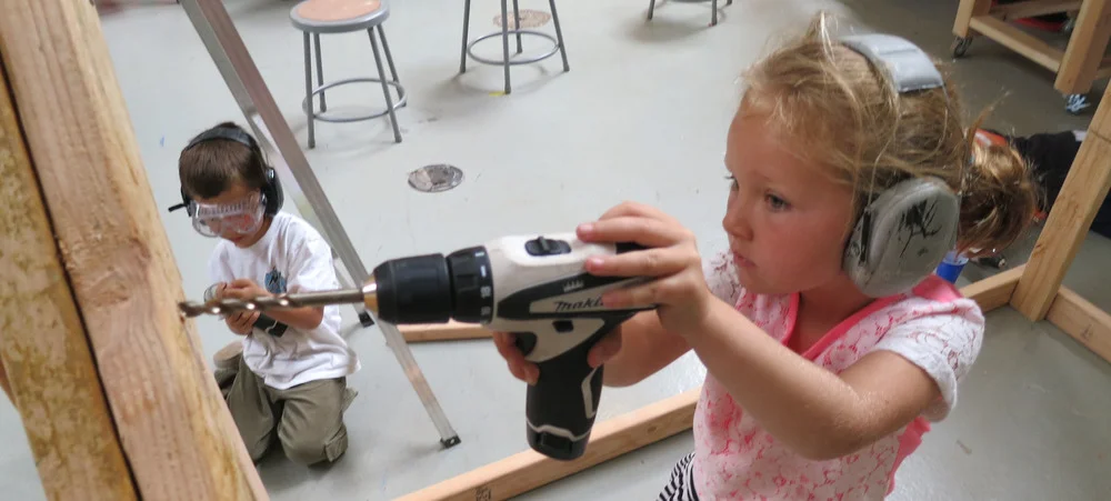 Niña con taladro en Tinkering School, San Francisco (EEUU)