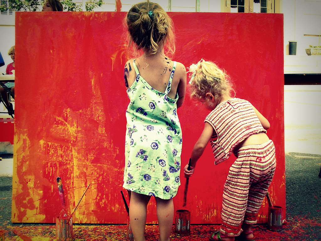 " Little artists 2 ", por Elaine, CC BY-NC-ND 2.0 .