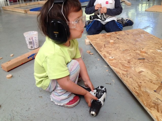 Nuestra hija Jara con su primer atornillador eléctrico en la escuela Tinkering School , San Francisco (EEUU)