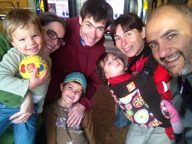 En Lyon, con la maravillosa familia de desconocidos que nos acogió una noche.