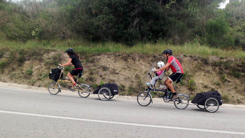 Subiendo cuestas en nuestras bicis plegables.