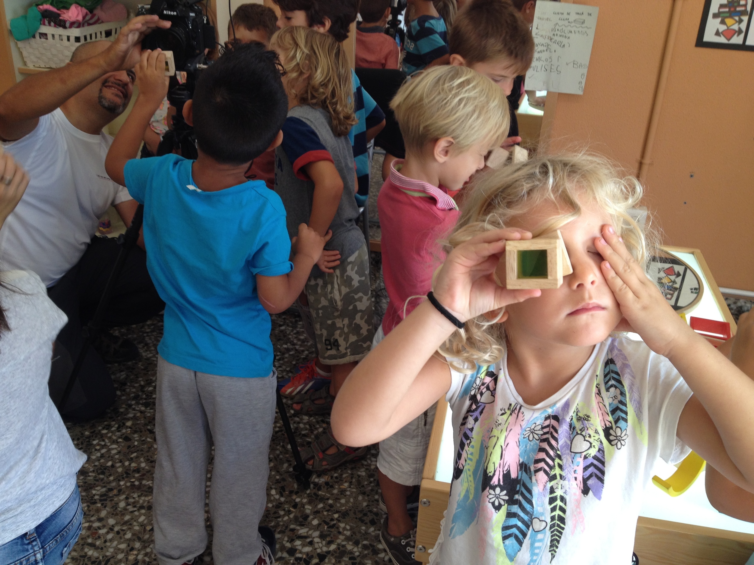 Jugando durante nuestra visita a la escuela pública de pedagogía activa Congrés-Indians .