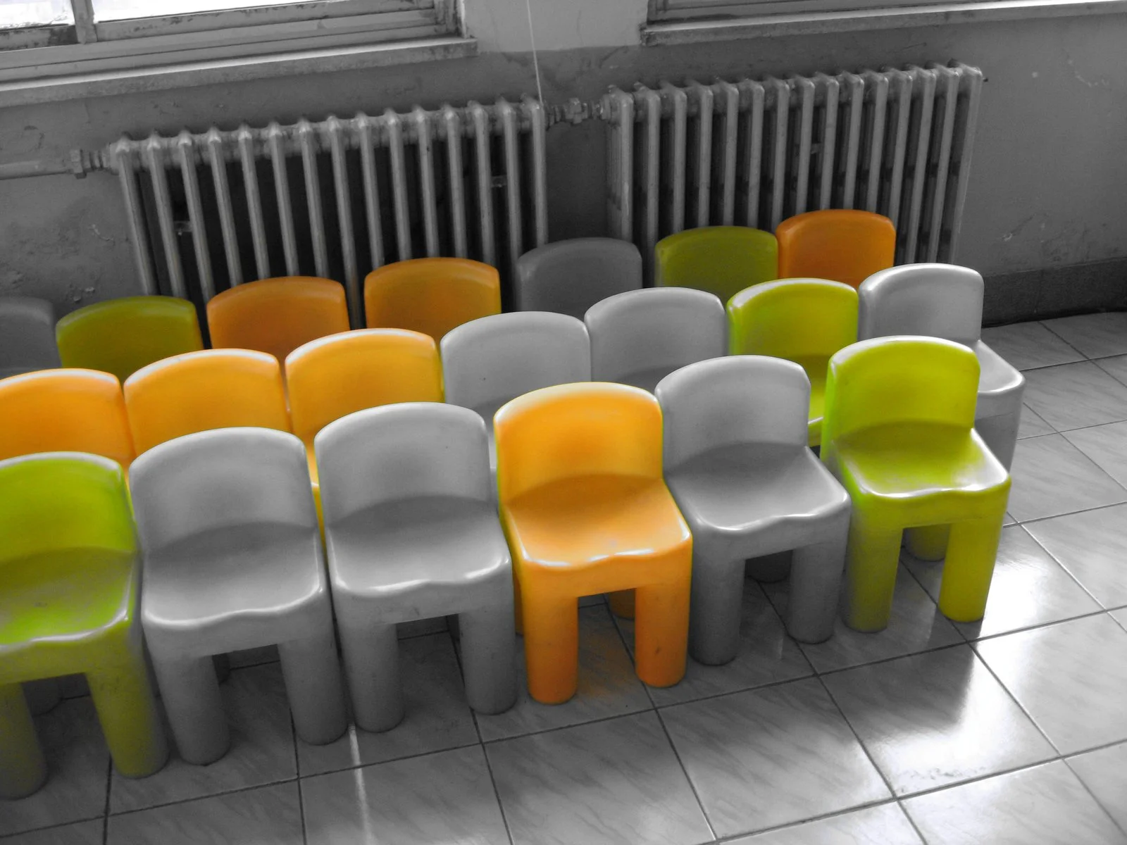 Sillas apiladas en un aula. Foto: IMG_0376, por Matthew Stinson, CC BY-NC 2.0