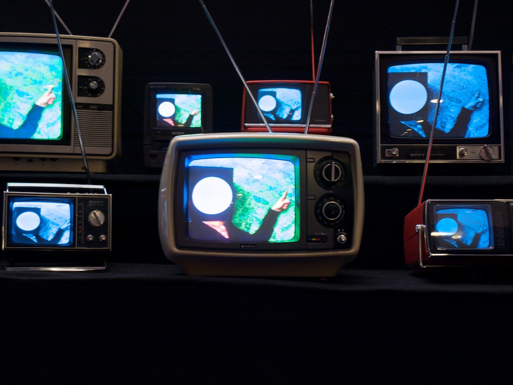 El mundo virtual cobra protagonismo frente a la percepción del mundo real. Foto: Bennos's TVs , por Stephen Coles, CC BY-NC-SA 2.0 