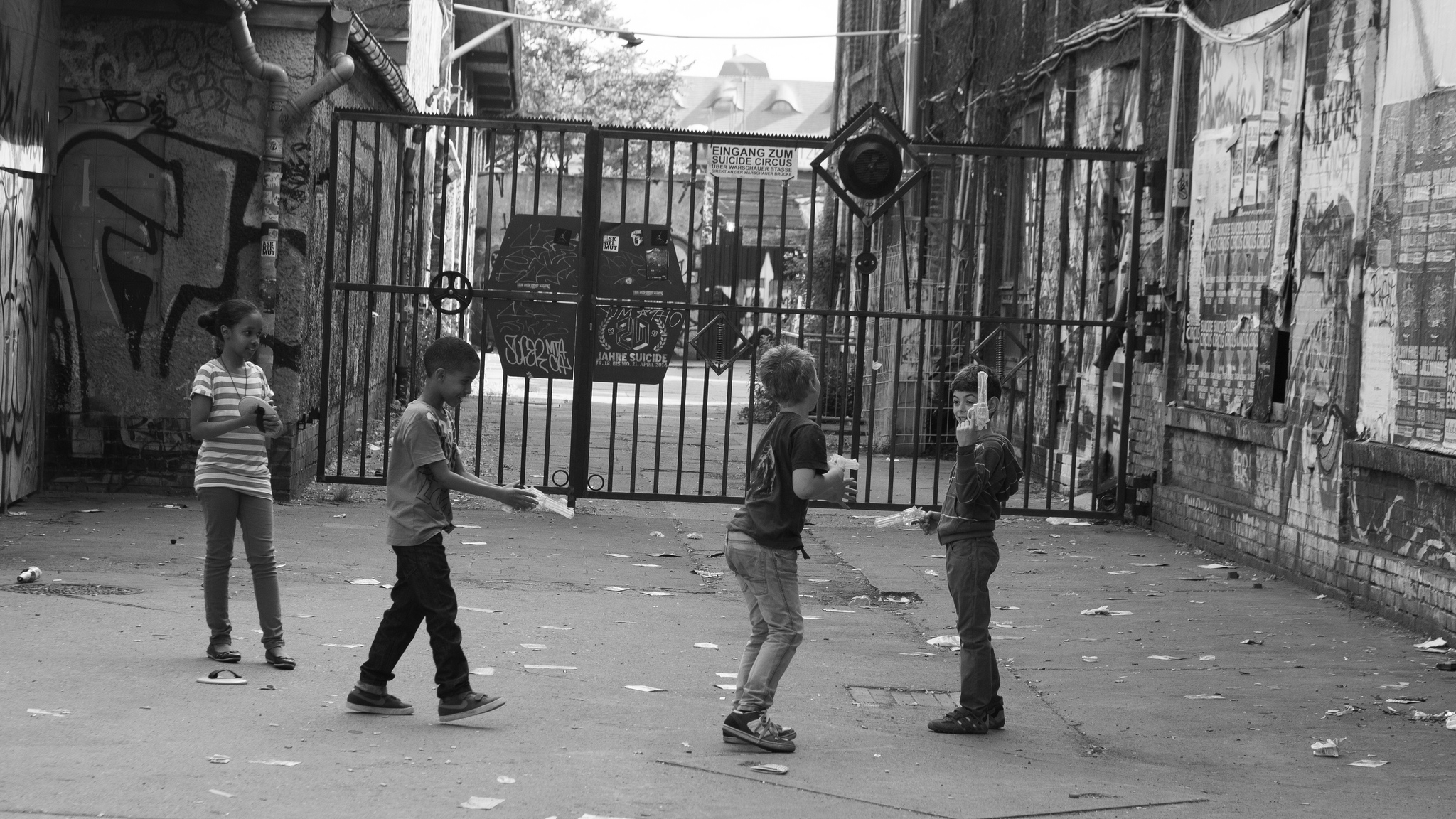 Niñas y niños jugando a ser pistoleros. Foto: " Gunmen at Suicide Circus ", por Sascha Kohlmann, CC BY-SA 2.0