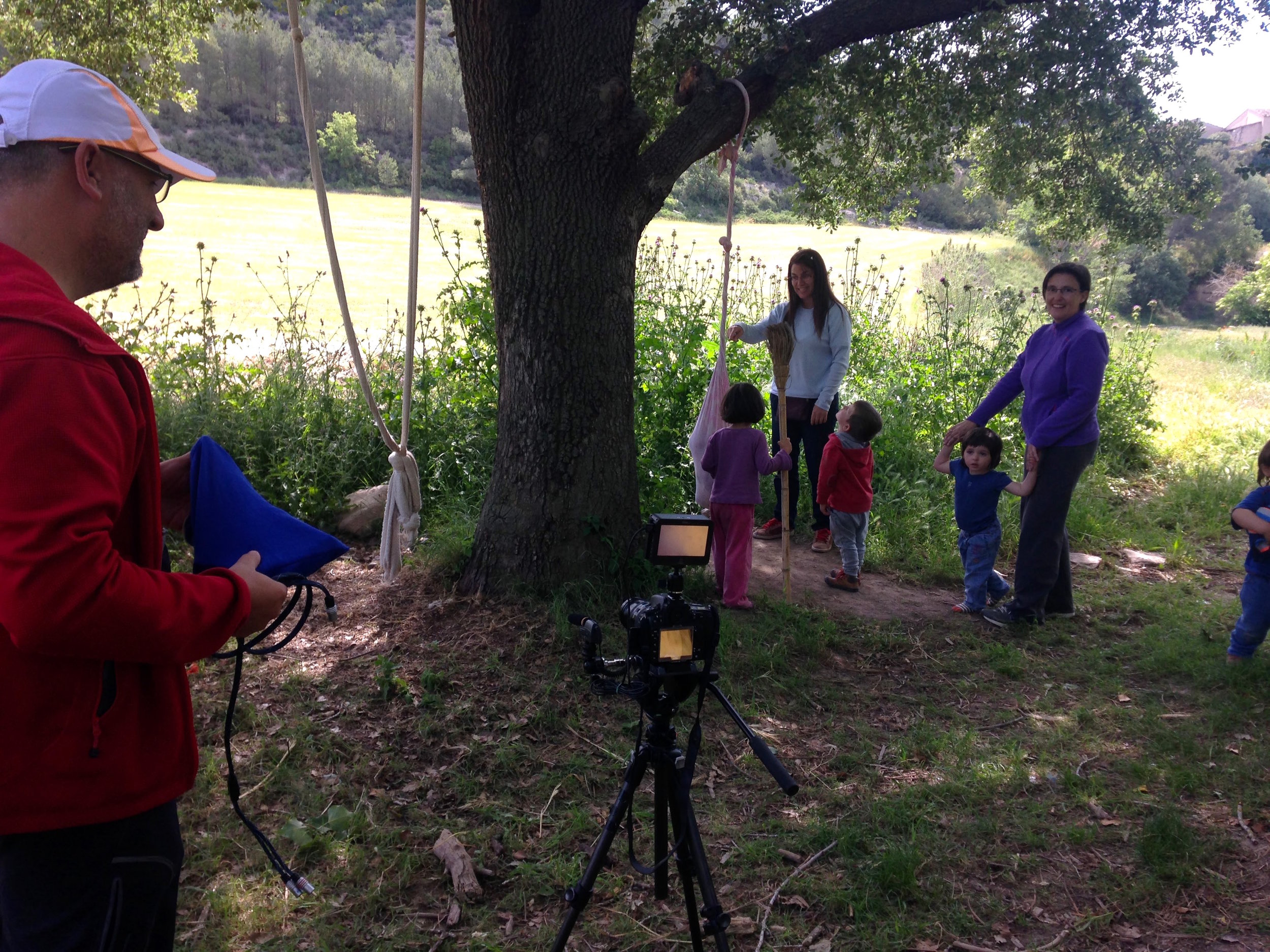 Filmando mientras los niños y niñas juegan.