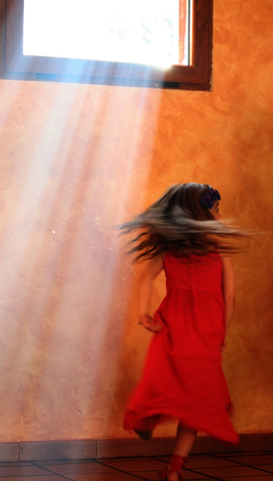 Niña bailando. Dancing , por Jaime Bisbal , CC BY-NC-ND 2.0 .