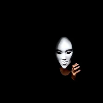 Persona con máscara y fondo negro. Robbed face , de Alejandro Groenewold , CC BY-NC-ND 2.0 .