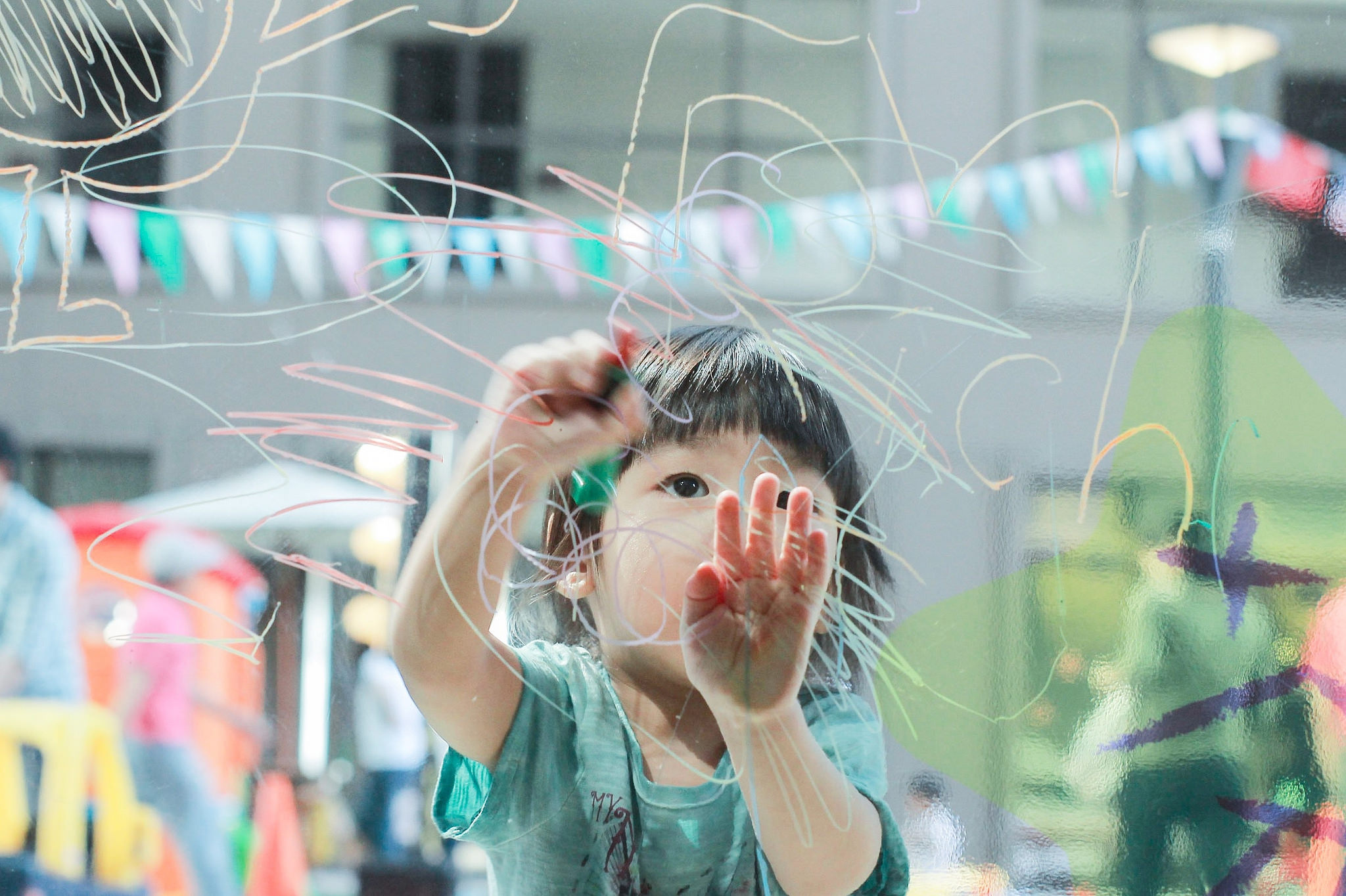 Niño dibujando sobre un cristal. Scrawling Child , de Aikawa Ke , CC BY-NC-ND 2.0 .