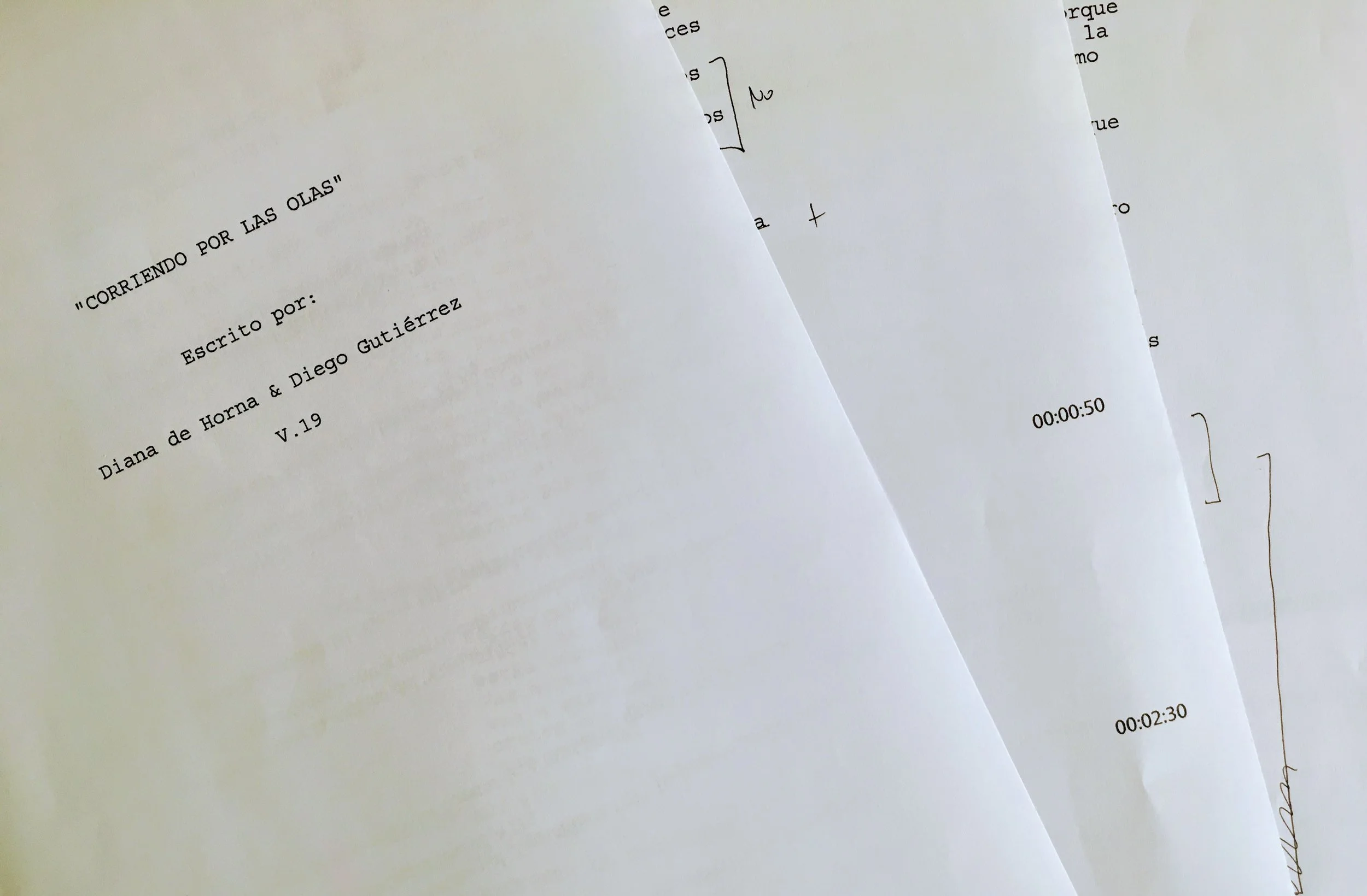 Primeras páginas del guión de "Corriendo por las olas"