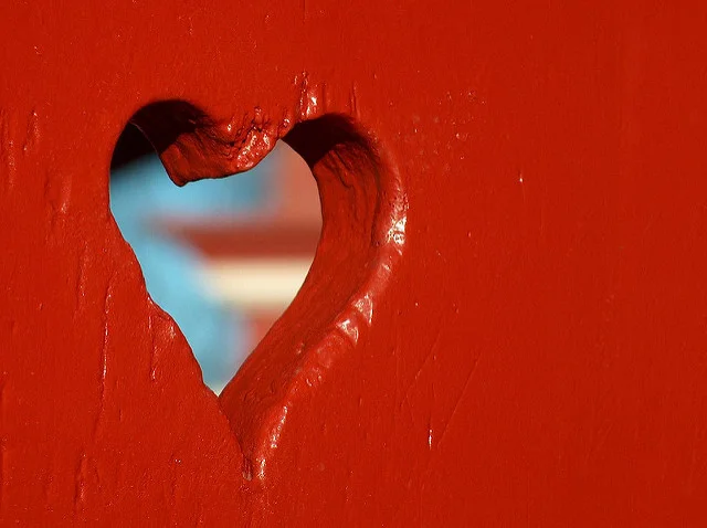 Love Hole , por Paolo Di Tomaso, CC BY-NC 2.0 .