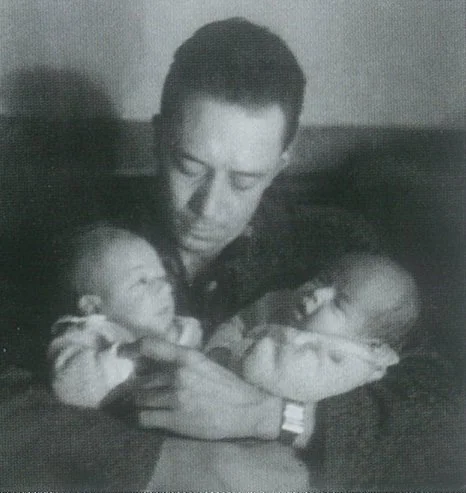 Albert Camus con Catherine y Jean, sus bebés. Fuente: Wikimedia Commons , CC BY-SA 4.0 . 