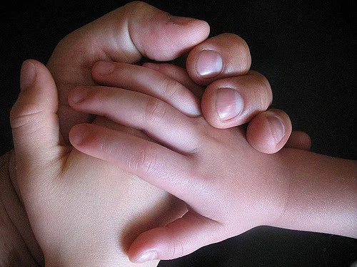 Hands , por Barnaby Wasson, CC BY-NC-SA 2.0 .