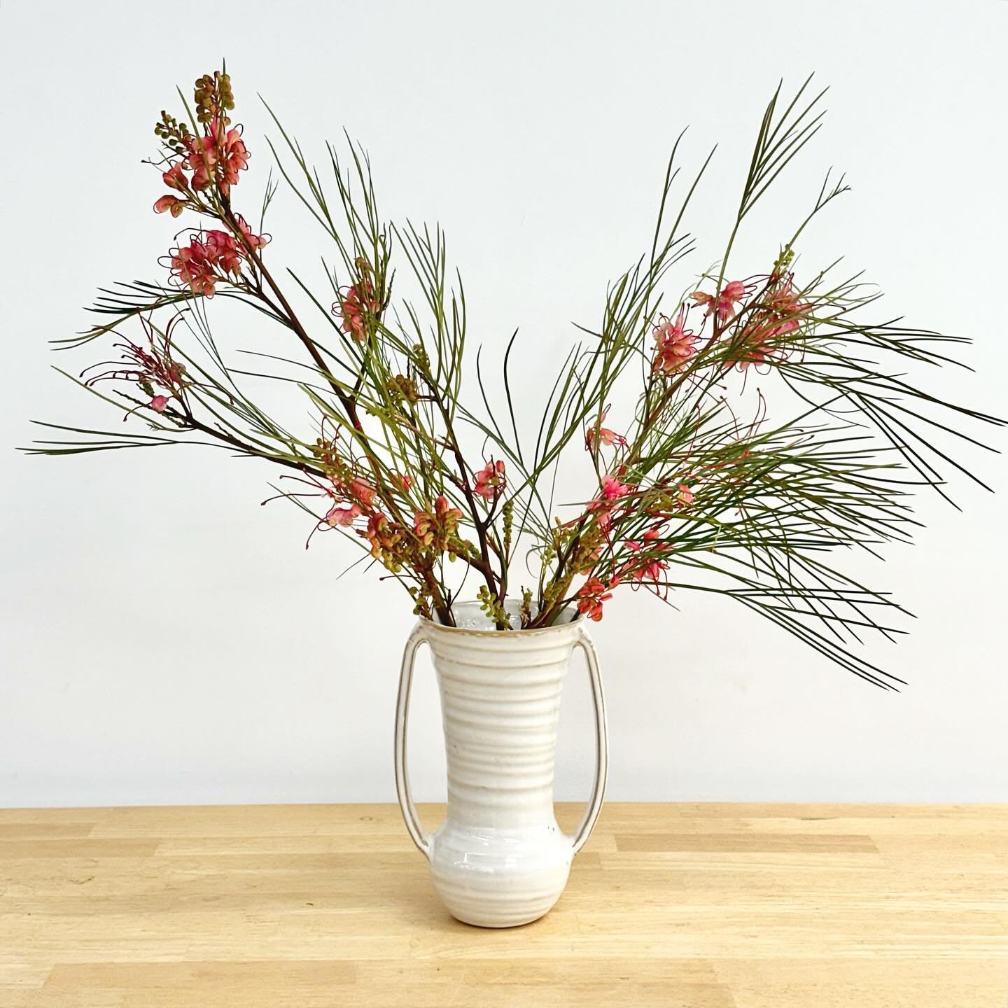 One big bunch of flowering grevillea, two vases (from our new product line!)&hellip;. et voila! A moment of appreciation for monobotanical designs. 🤌🏻✨

We had fun playing around with this unique flowering greenery in some of our new vases. We used