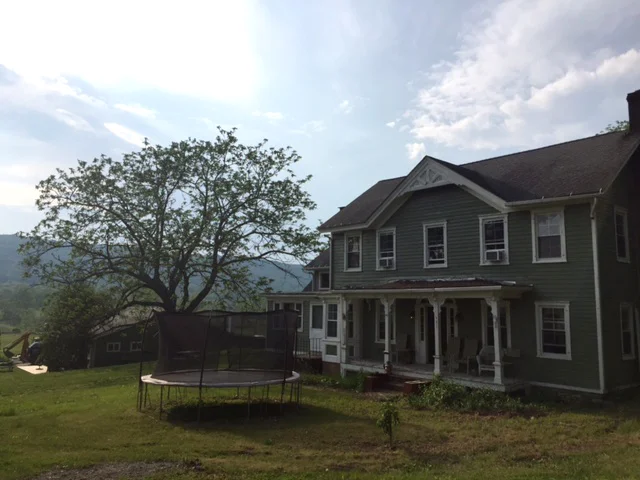 The house (w. trampoline!) 