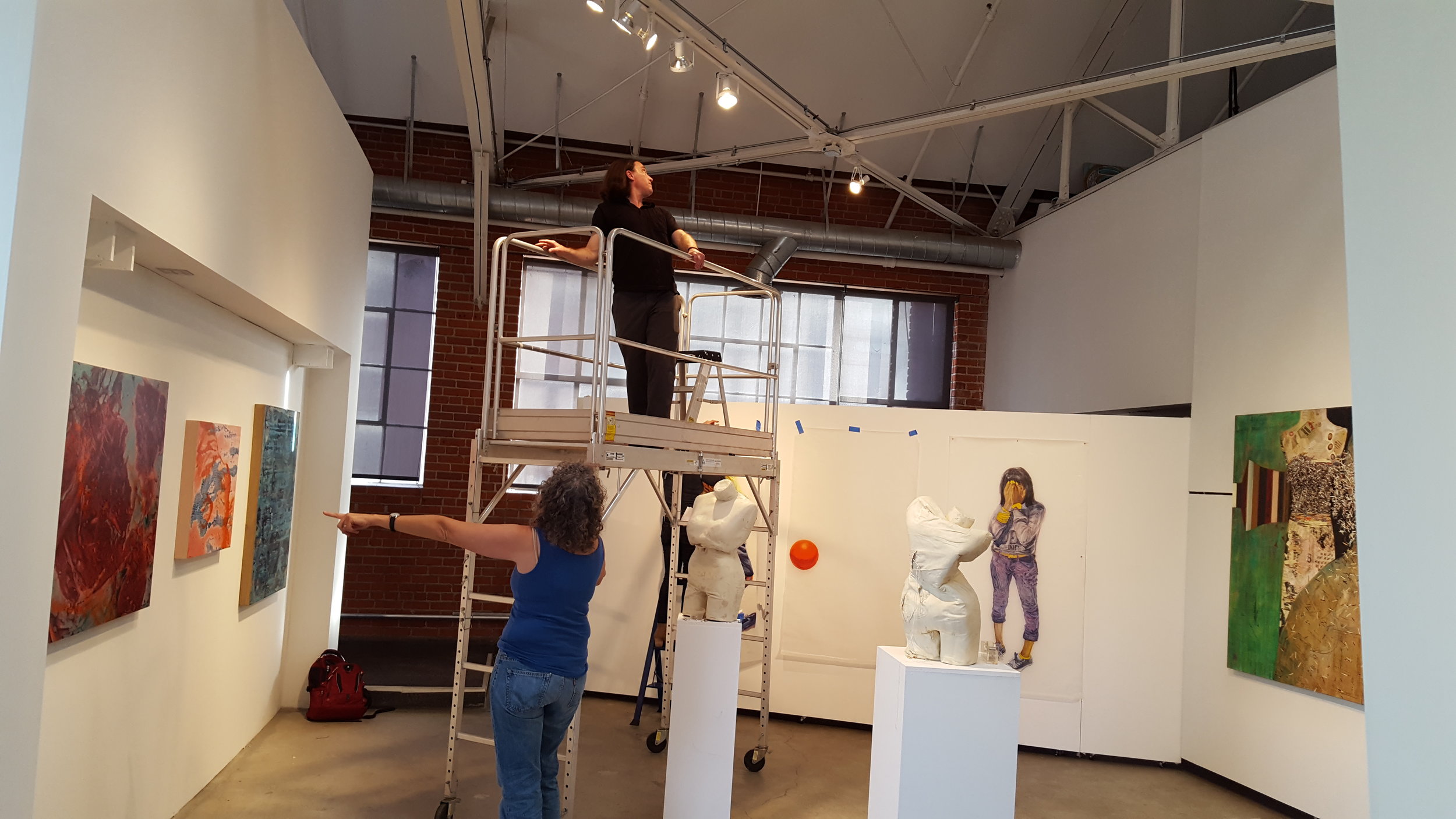 Adjusting the lights. Pictured: Jeanie Frias & David Goetz (on scaffolding). | Photo credit: C. Rasmussen. 