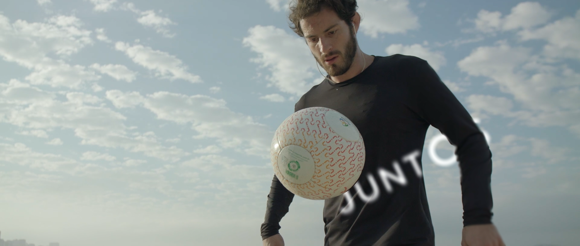   Juntos Podemos  was released online in Rio de Janeiro during the 2018 FIFA World Cup for brand awareness 