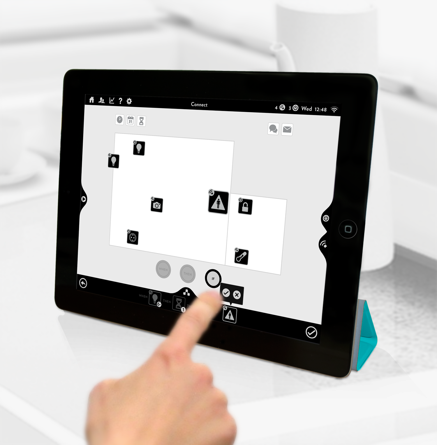 Tablet_with_hand.png