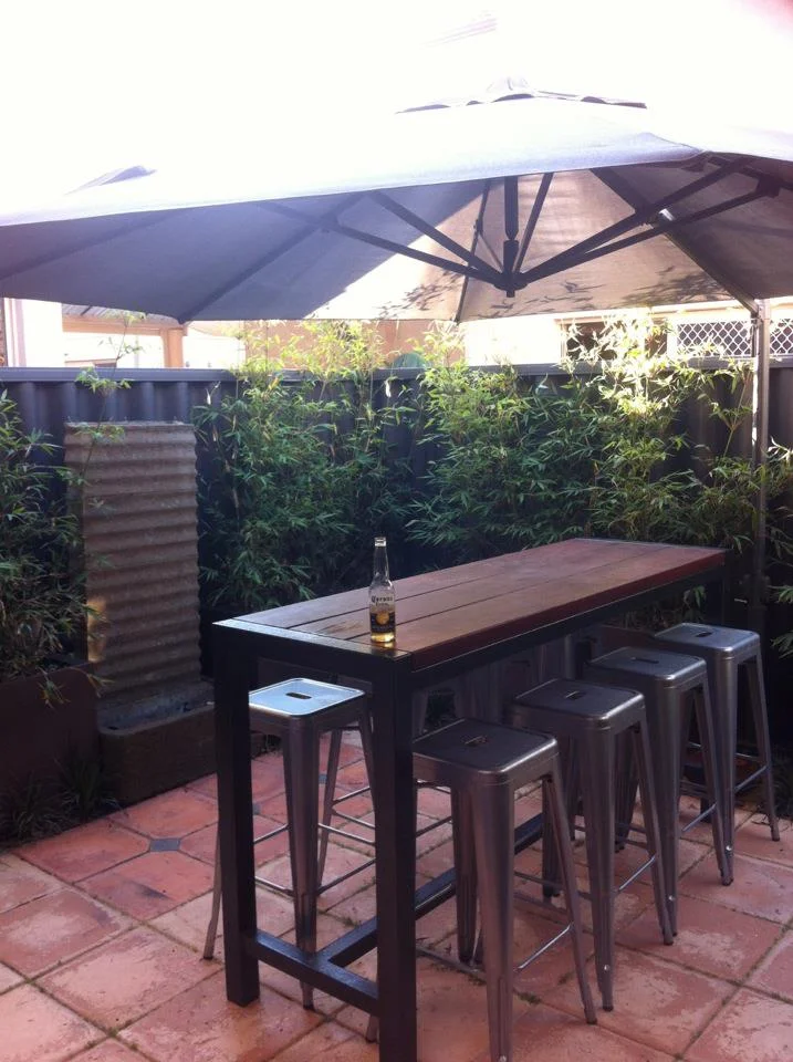 This is how the garden looked after one year...and how we use the courtyard in summer. Umbrella up and an ice cold Corona.