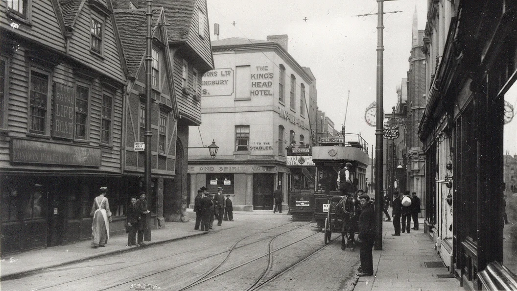 Trams in Rochester High Street