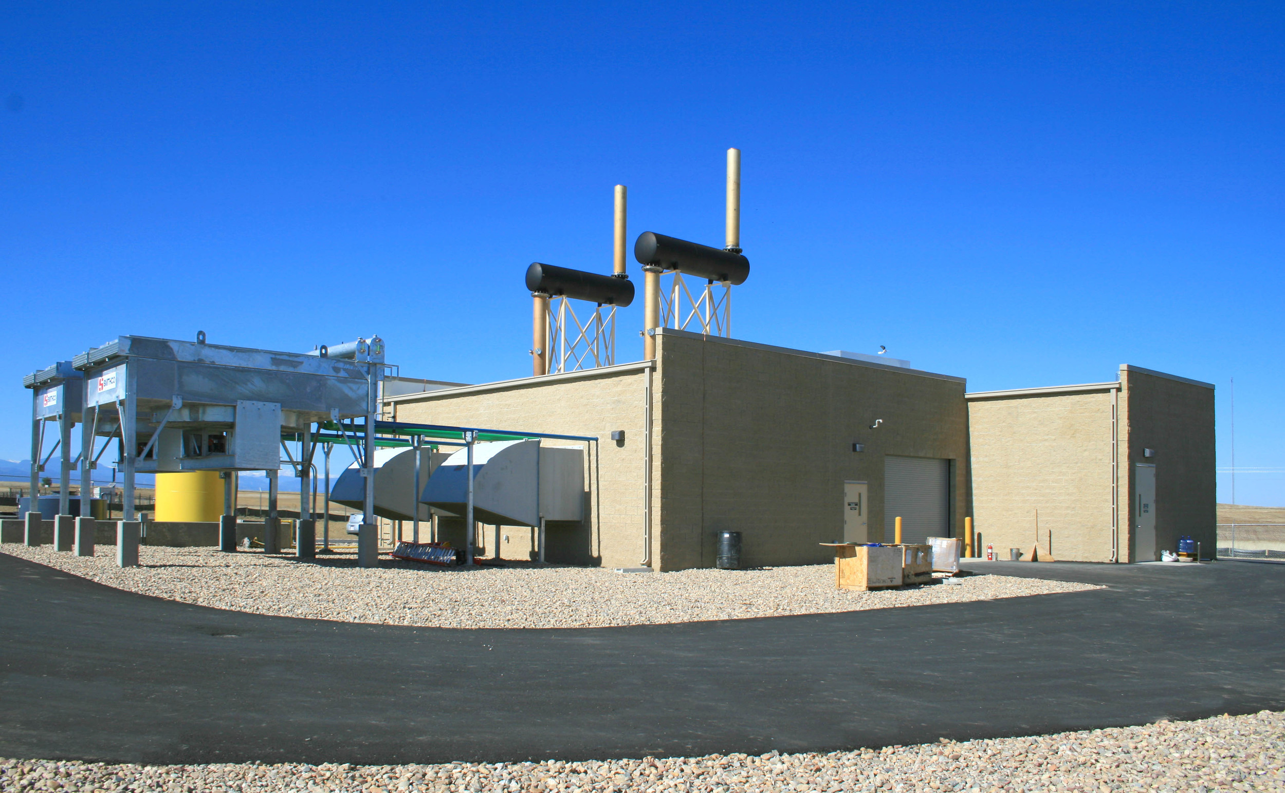 LES FRONT RANGE GENERATION FACILITY - T he construction of a two-engine landfill gas-to-energy facility. The 2,930 SF building is constructed with split face pigmented block.