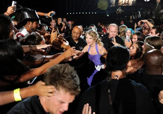 taylor-swift-performing-at-prudential-center-newark-07-560x394.jpg