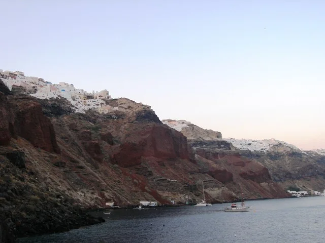 greece_santorini_cliffs.JPG-640x480.jpg