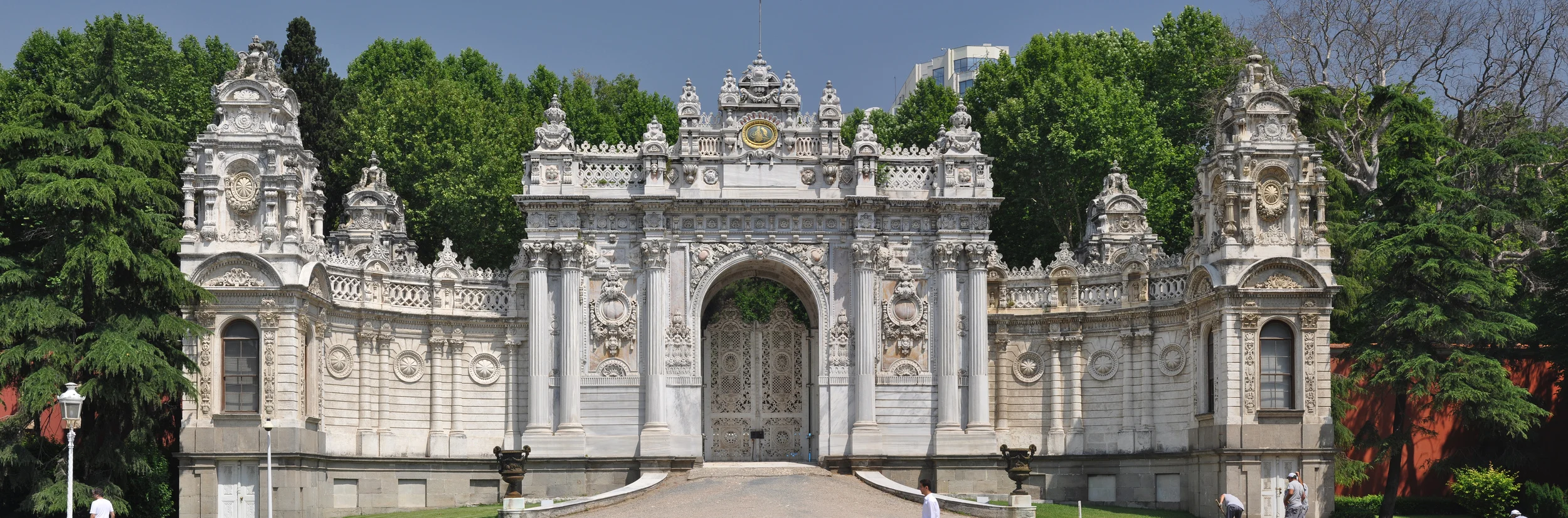 Treasury_Gate,_Dolmabahçe_Palace,_Istanbul,_Turkey_002.jpg